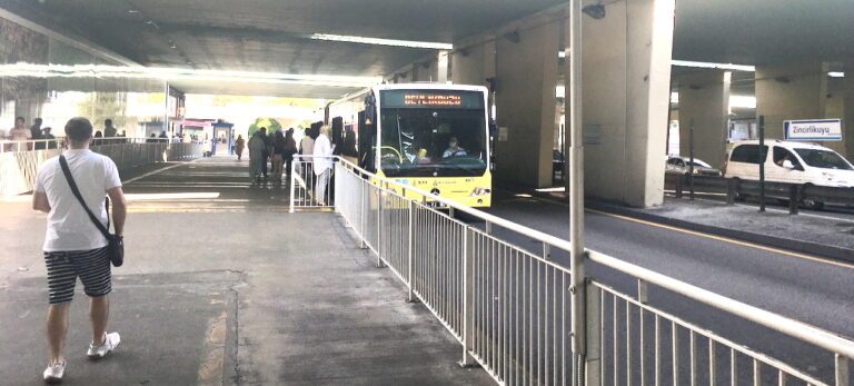 Istanbul Metrobus İstanbul Metrobüs 伊斯坦布尔地铁巴士 イスタンブールメトロバス متروباص إسطنبول 이스탄불 메트로버스 Метробус Стамбула