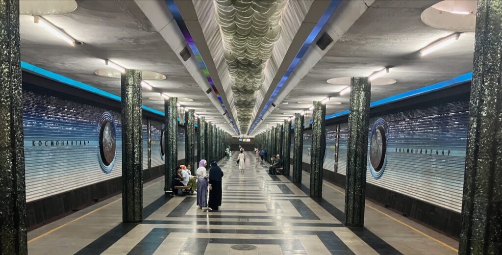 Kosmonavtlar station Tashkent metro train