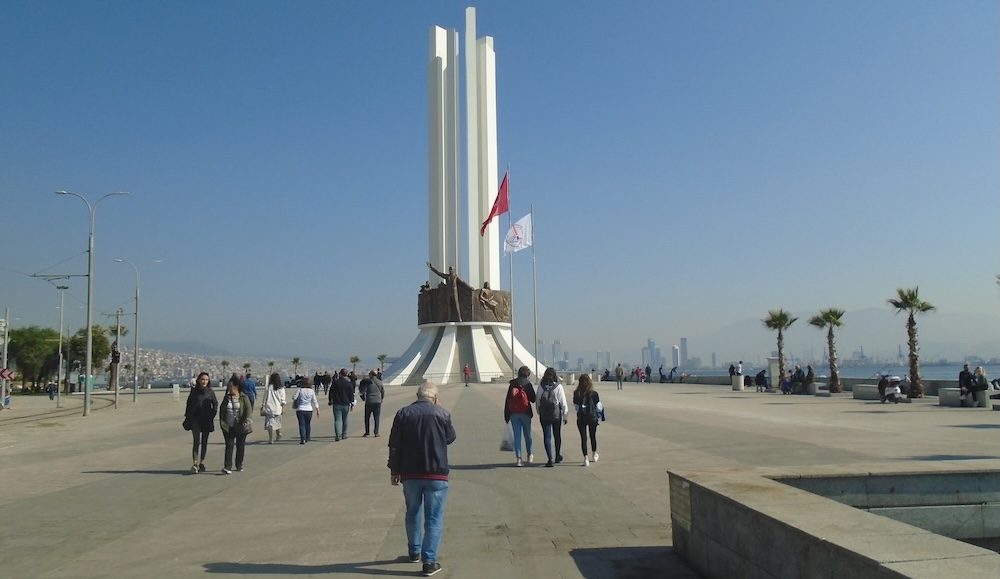 Atatürk monument, Karsıyaka